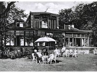 Hotel Vreewijk met de mooie tuin in het begin