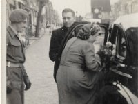 bruidspaar Aalzen Visser en Marijke van Maanen voor het gemeentehuis 1950