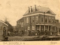 het oude gemeentehuis aan het Moleneind kort voor de afbraak in 1902