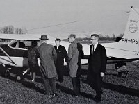 Aankomst van het eerste vliegtuig voor Philips op Vliegveld Drachten in 1961