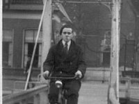 mijn vader Simen Harm Pieterson op het bruggetje voor de kerk
