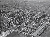 Een luchtfoto van Drachten in 1958 genomen vanuit het zuidwesten.