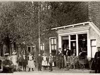 de Kleine Beurs Wigele Veltman voor zijn winkel. Later de kleine beurs. ± 1900