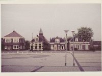 plein voor de Lawei jaren 60  Wederom de kapelkerk met rechts het pand van de Nederlandse Bankvereeniging en de Fabriekslaan