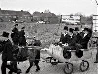Optocht van voertuigen in Drachten. 1966