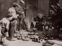 lompen koopman op de markt ± 1930