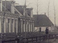 De huizen aan de Oudeweg rond 1900 ter hoogte van de Schoolstraat