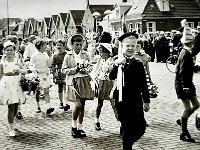 Koninginnedag 1962. Optocht op de Stationsweg. foto uit het archief van het oranjecomité