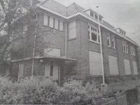 Het verpauperde gebouw van de huishoudschool aan de Torenstraat in 1991