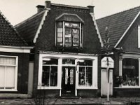 De winkel van Isi Muller postzegels en feestartiekeken 1970 op de Zuidkade