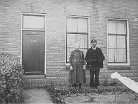 Minne Meinderts van der Woude (1857-1942) en zijn tweede echtgenote Jansje Goverts (1872-1935) in Drachten