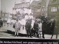 Praalwagen tgv verjaardag van Koningin Wilhelmina; rechts de Ambachtsschool