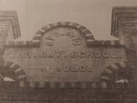 De gevelsteen boven de ingang van de Chr. Nat. School aan de Schoolstraat Drachten.