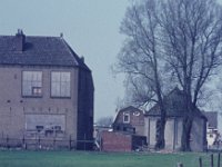 achterkant chr school aan de Zuiderdwarsvaart met ernaast het witte Kerkje 1970