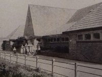 De geheel gerestaureerde openbare school aan de Noorderdwarsvaart te Drachten in de jaren 30