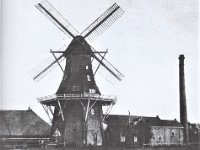 Achter de molen van Durksz aan het Moleneind (nu de passantenhaven) stonden nog een paar gebouwtjes met een hoge schoorsteen