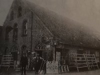 de winkel van Rekker 1910 (rechts). Links staat timmerman Hein de Jong