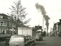 foto genomen vanaf de Noordkade richting Moleneind, tekst achterop, april 1960 , asfaltverbranding