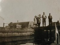 Op de brug bij de Dwarsvaart jaren 40.