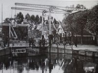 De naast elkaar gelegen klapbruggen aan de Noord en Zuidkade over de Dwarstvaart 1930 foto uit Fan Fryske groun.