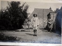 Beppe van Manen-Kuipers achter haar huisje, Zuiderdwarsvaart 84