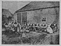 Vrouwen aan het werk op Ureterp Vallaat op het bedrijf van de heren Stoppelaar en Pietersen