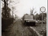 Opgang kleine Fabriekslaan, was eerst een modderige sintelweg, de vrachtauto rijdt vanaf de Wuiteweg richting het latere Rispinge