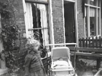 1956 Wietske Fennema met haar zus Anneke in de kinderwagen